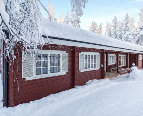 Saajomaja kelohirsimökki talvella Saariselällä